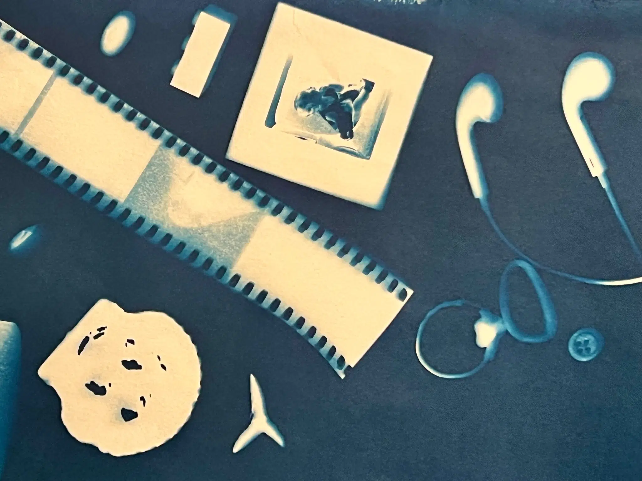 A cover of "cyanotype" cluster. The owner is kategetko. The cluster consists of 9 elements.