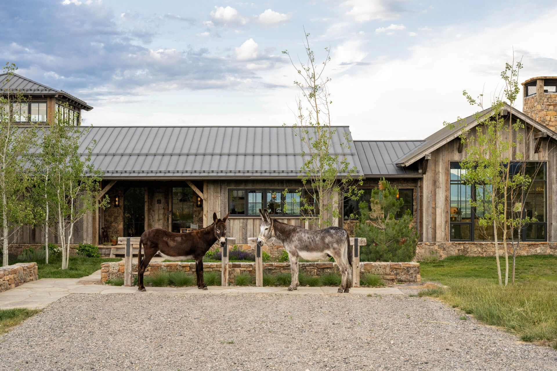 A cover of "ranch home exterior" cluster. The owner is loganlialang. The cluster consists of 5 elements.