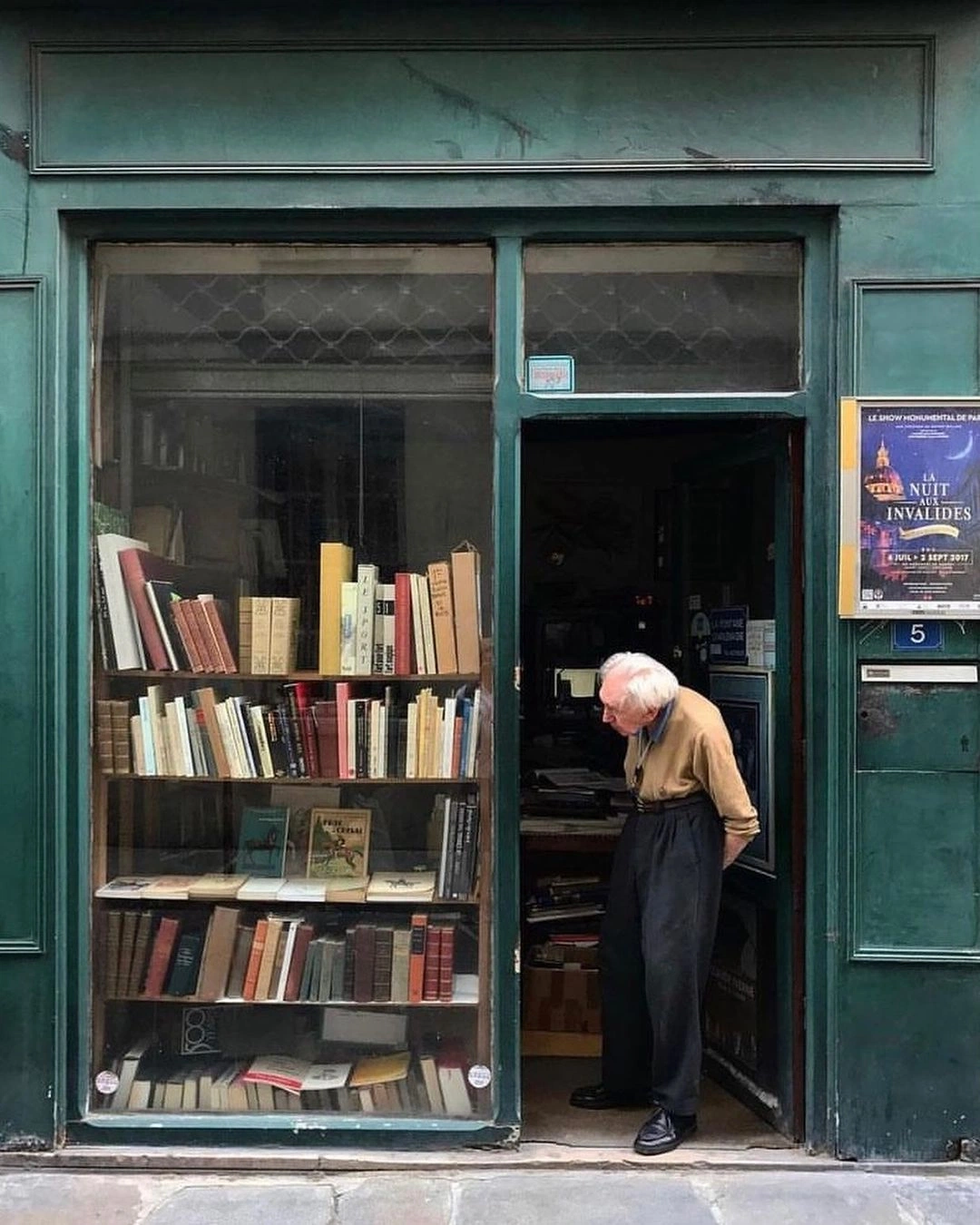 A cover of "bookish" cluster. The owner is michelleciani. The cluster consists of 23 elements.